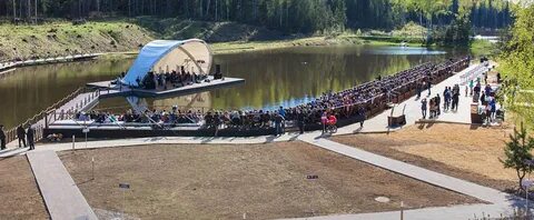 Река на сцене
