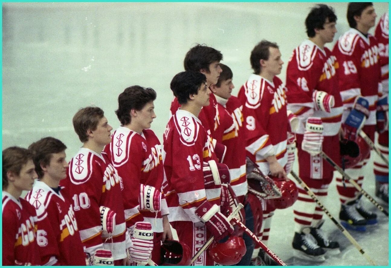 Хоккейная ссср. Хоккеист сборной СССР 1989. Чемпионат мира 1989 хоккей. Хоккей приз Известий 1989. Сборная СССР на чемпионате мира по хоккею 1990 года.