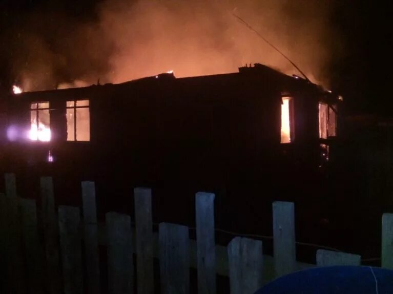 Пожар городищево пенза. Горящие дома. Пожар дома. Сгоревший дом. Черки гришино.