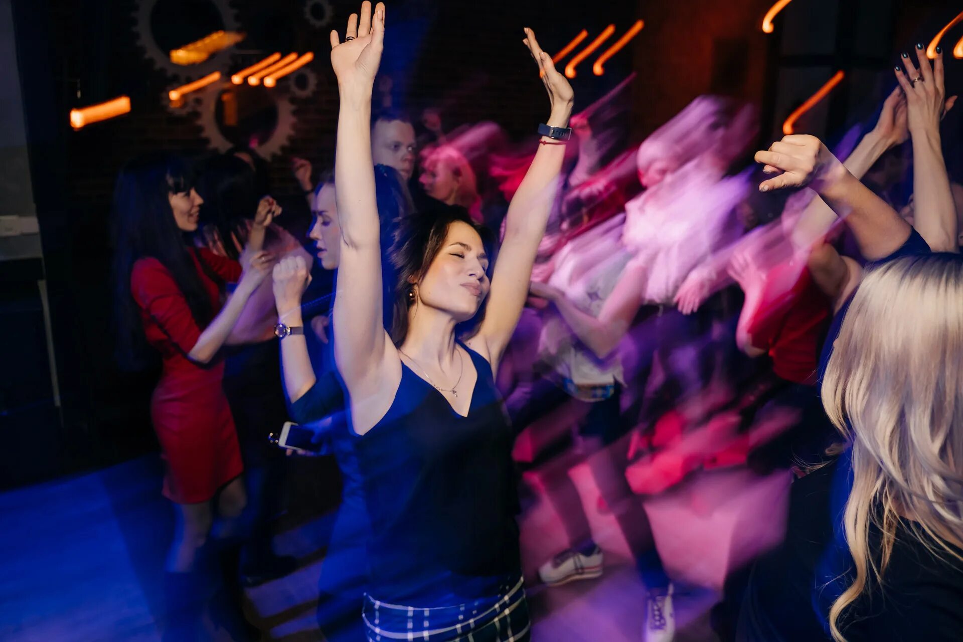 Где танцуют на дискотеке. Танцуют в баре. Дискотека в клубе. Клубные танцы. Ночная дискотека.