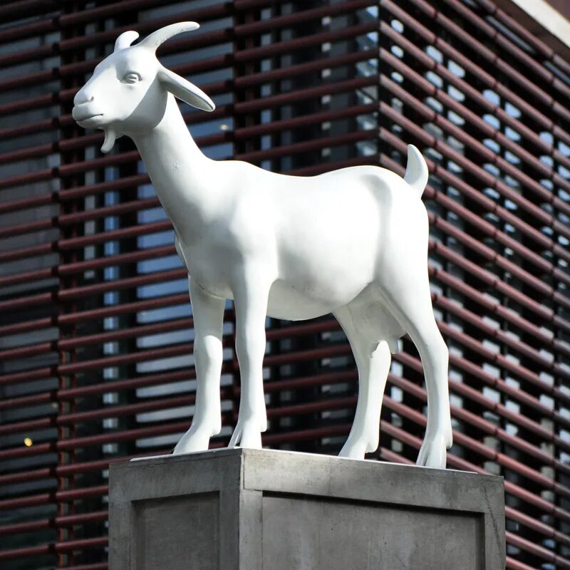 Скульптура «горный козёл» (алушта). Памятник козел хакасии. Джермук горный козел скульптура. Бронзовая коза. Иссык ата памятник горного козла.