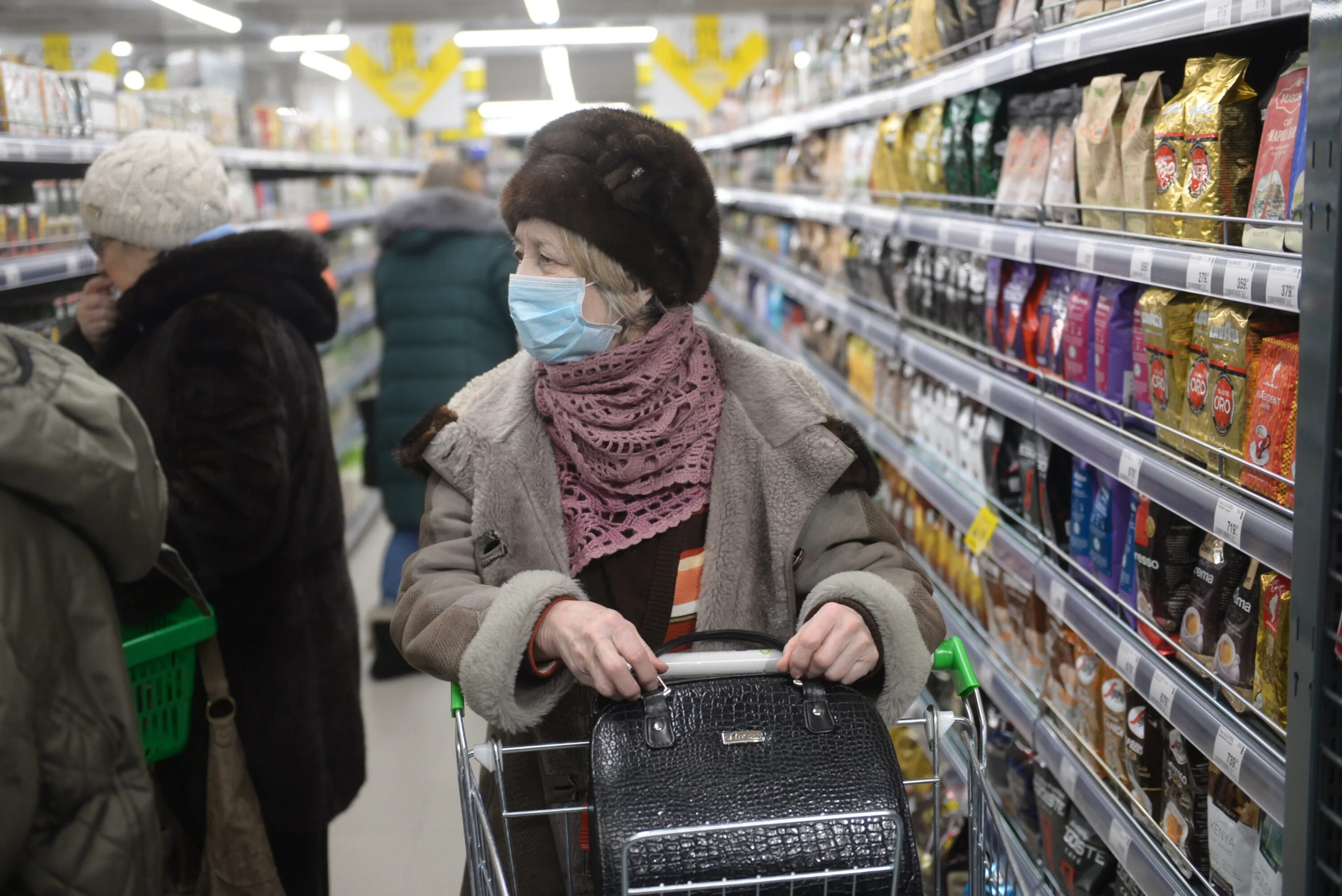 Бабка в магазине. Пенсионерка в магазине. Пенсионеры в масках в магазине. Пожилые люди в магазине. Пожилые люди в масках в магазине.