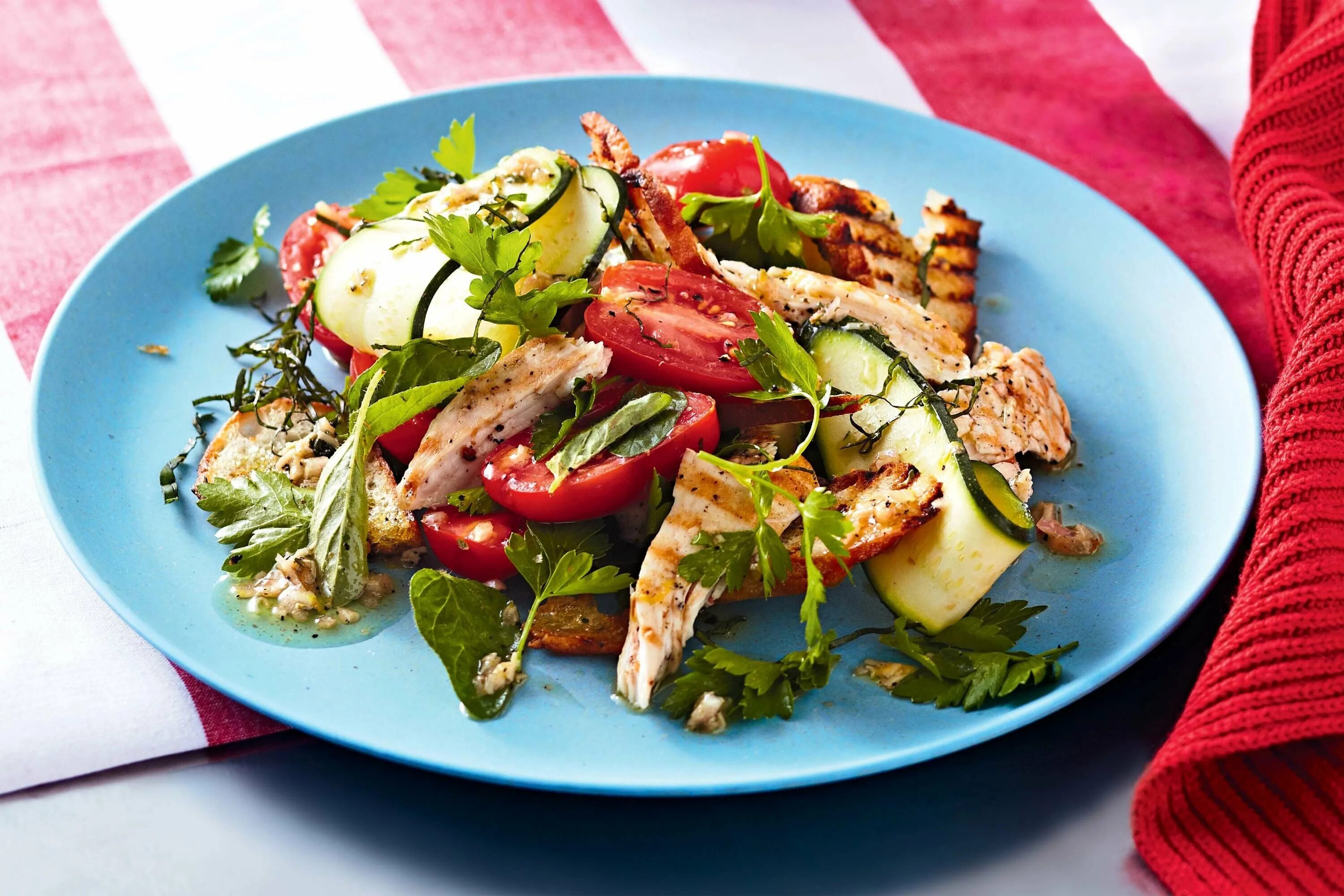 Теплый салат из овощей. Новиков групп Chicken Caesar Salad. Салат из овощей на гриле. Салат с печеными овощами. Горячий салат с курицей.