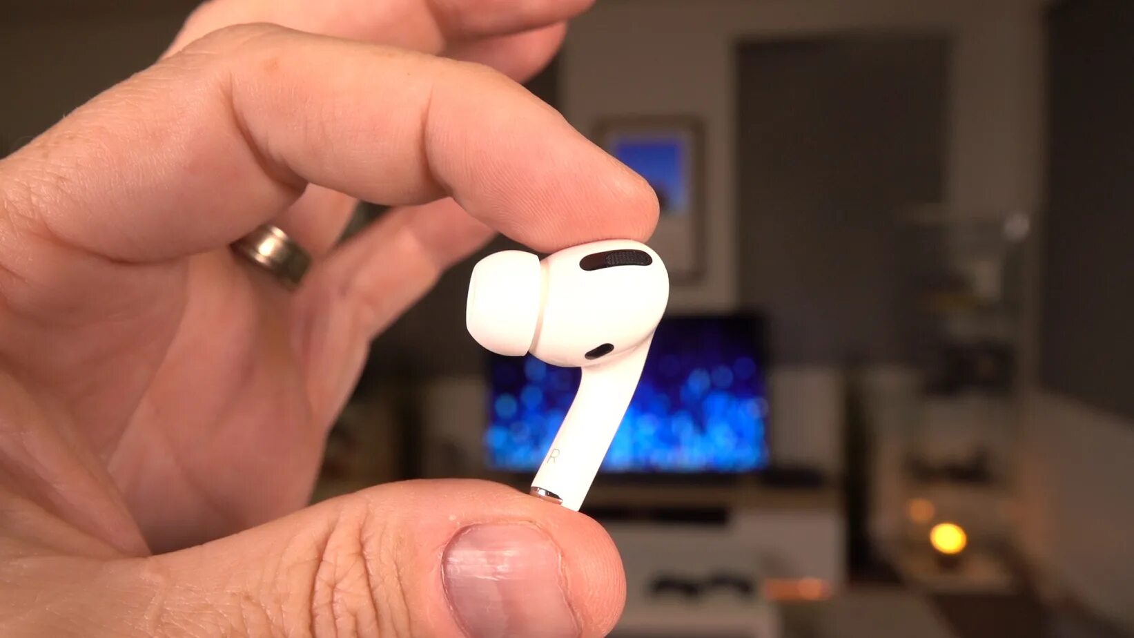 Почему горят аирподс. AIRPODS Pro MAGSAFE 2021. Apple AIRPODS Pro. AIRPODS 3 сенсоры. AIRPODS Pro микрофон.