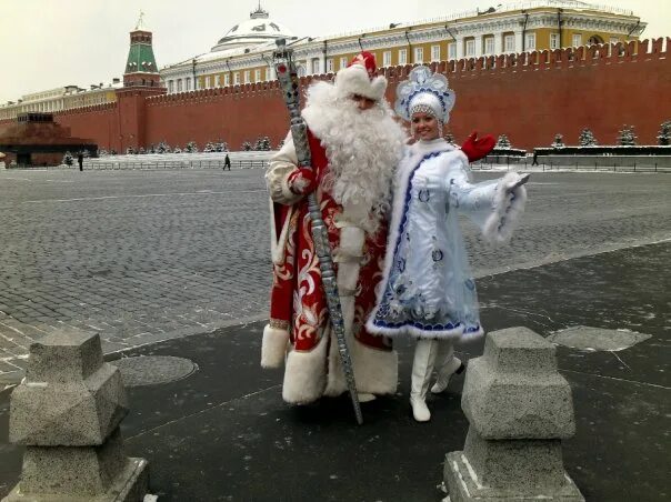Дед в кремле. Дед мороз и снегурочка кремлевская елка. дед мороз в кремле. кремлевский дед мороз. дед мороз на красной площади.
