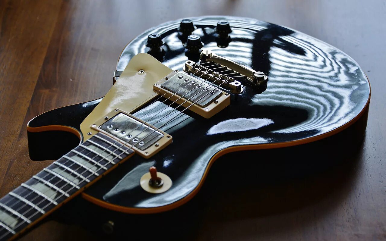 Гитара на полу. Сан-пол гитара. Гитара на полу. Гитара от айфон. Pierre cesar гитара les paul.