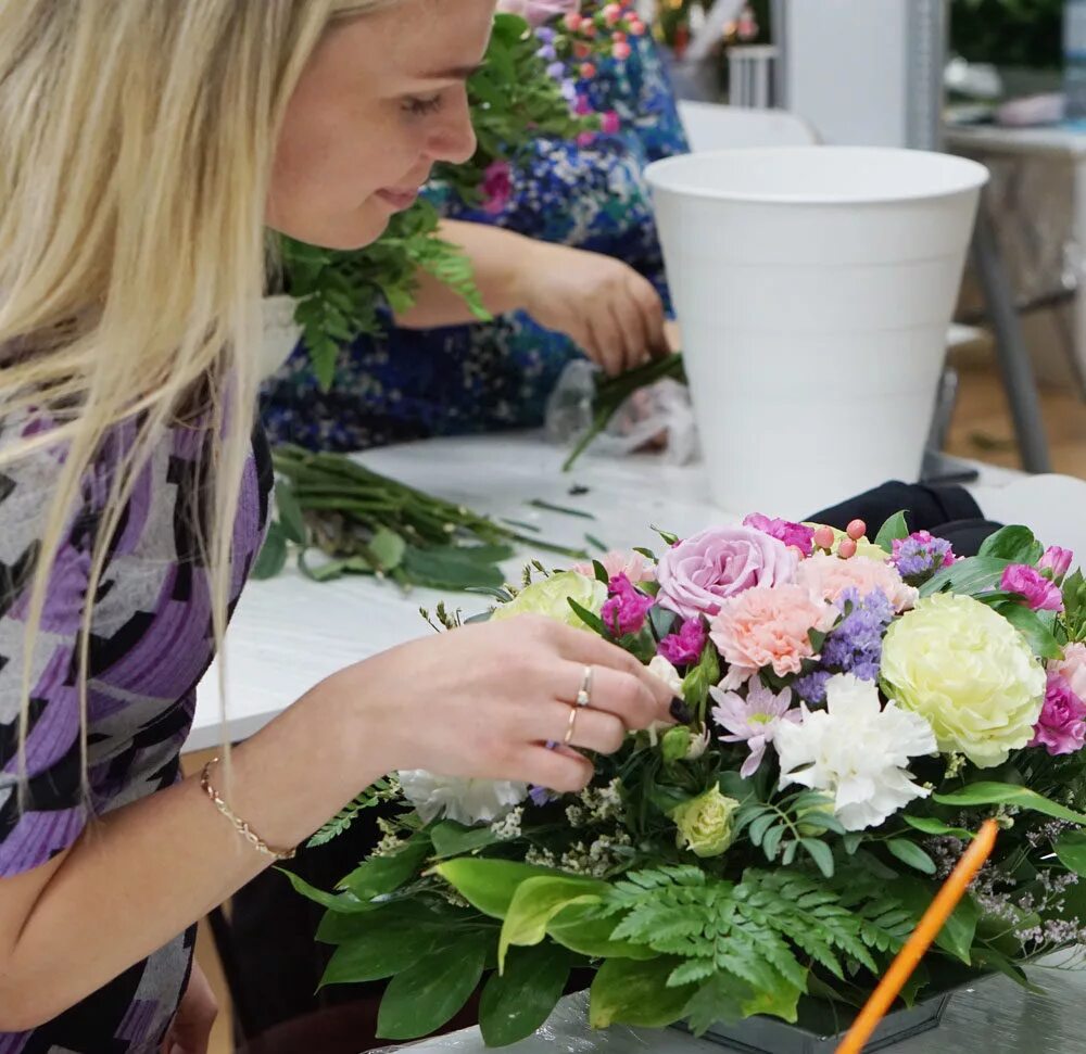 Курсы флористики. Флористическая школа николь москва. Флористика для начинающих. Уроки флористики для начинающих. Уроки флористики для начинающих.