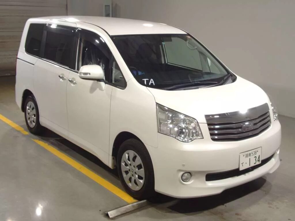 Микроавтобус Тойота Ноах. Тойота Ноах 2010. Тойота Ноах 2013. Минивэн Toyota Noah.