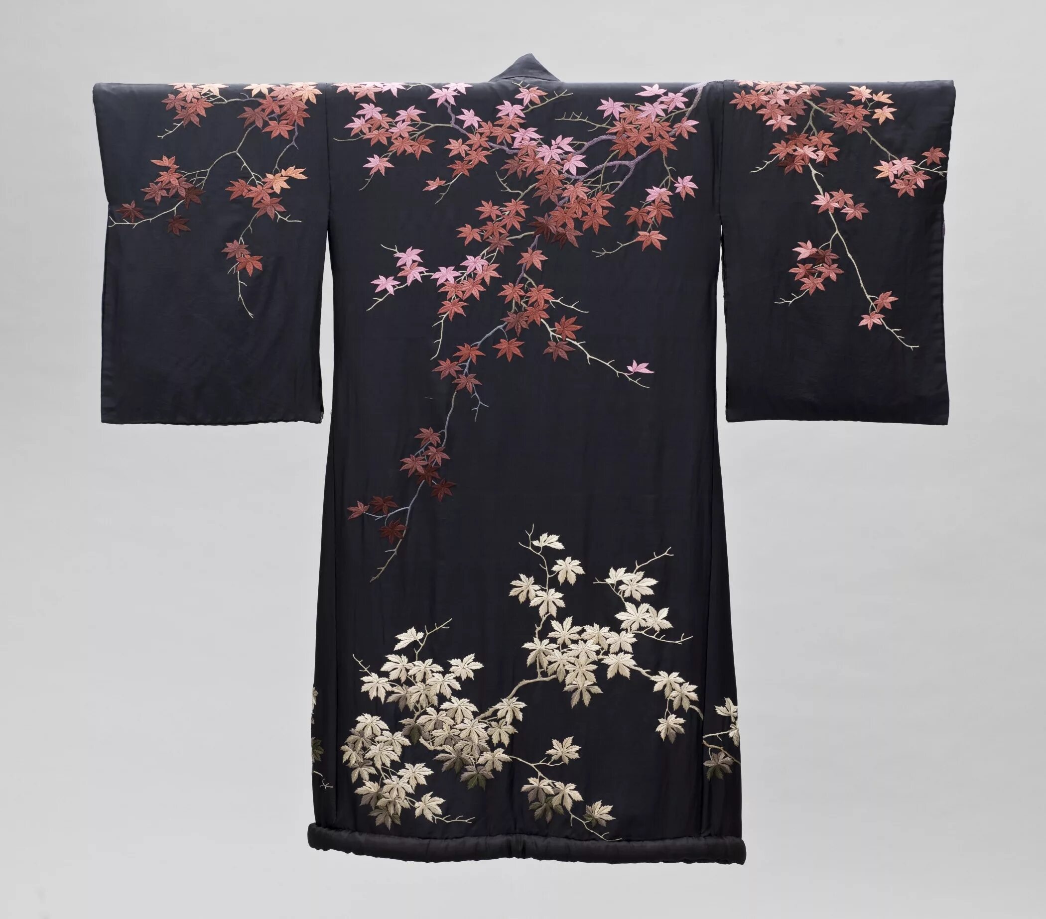 японская вышивка на одежде. кимоно расшитое драконами. мужские кимоно с глицинией. фиолетовое кимоно. кимоно с золотой вышивкой.