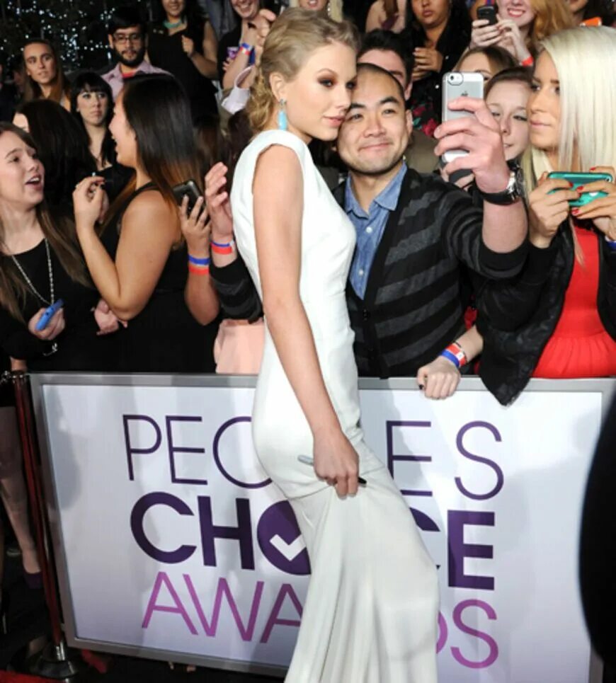 Премия choice awards. 2013 - People’s choice Awards Taylor Swift. Taylor Swift people's choice Awards. People choice Awards 2024. Taylor Swift Red Carpet.