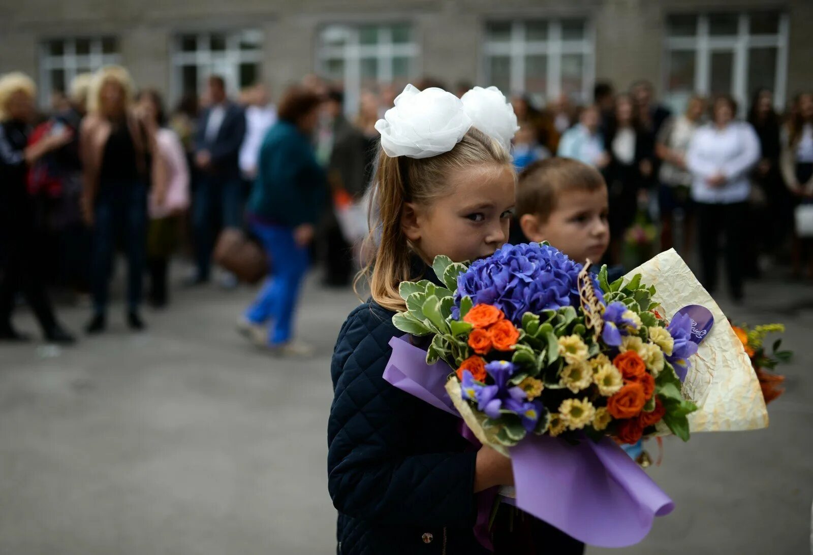 Первоклассник с цветами. Букет первоклассника. Букет для первоклассника девочки. Школьник с цветами.