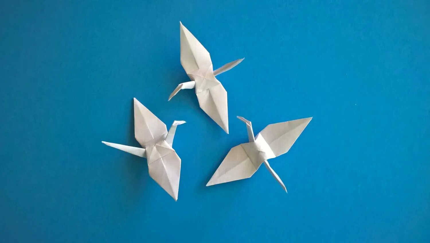 Фото журавля из бумаги. Бумажный Журавлик. Оригами из бумаги. Оригами Журавлик. Белые Журавлики из бумаги.