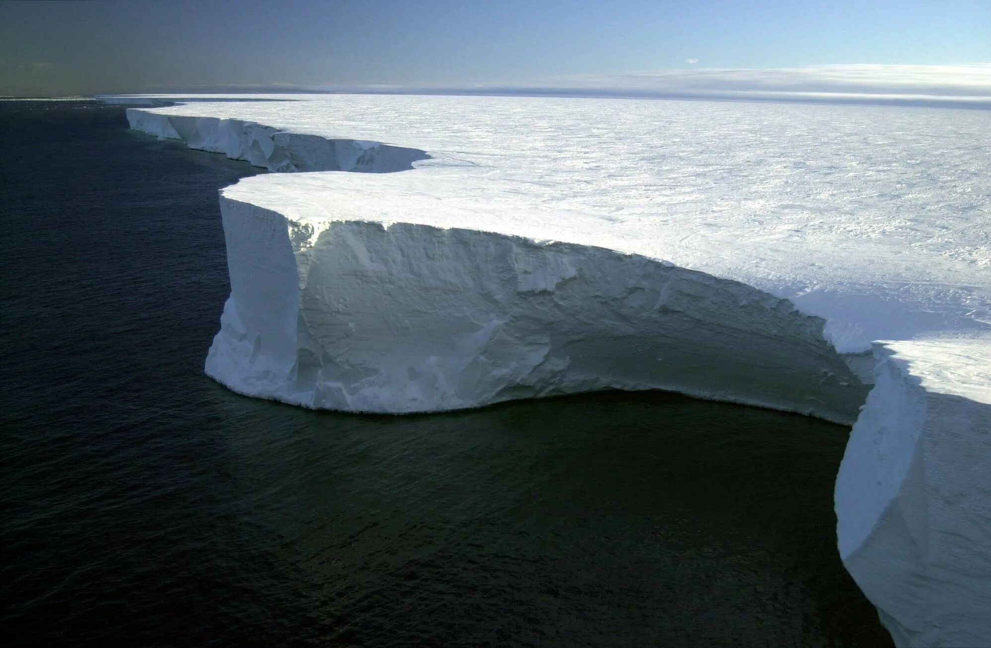 Большой остров покрытый льдами. Айсберг a-68. Антарктида шельфовый ледник Росса. Айсберг b-15. Ледники айсберги Антарктиды.