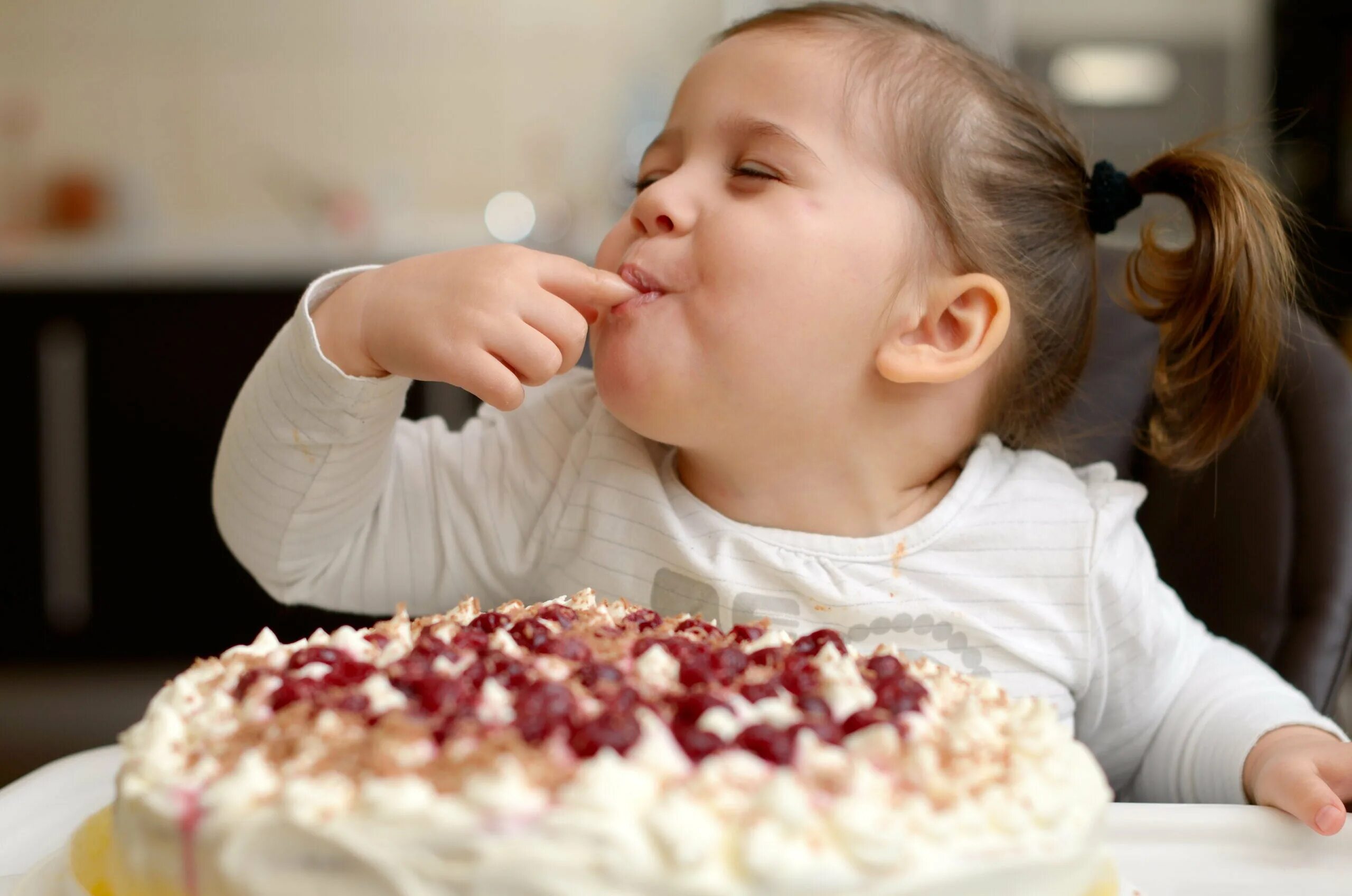 Невкусные продукты. Сладости для детей. Дети и сладкое. Наслаждение едой. Девочка ест торт.
