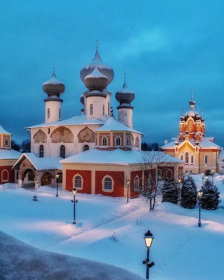 тихвинский монастырь ленинградская область. успенский собор в тихвине 1515 г. успенский собор тихвин. тихвин монастырь мужской. тихвинский успенский монастырь.