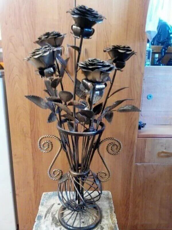 Кованая ваза для цветов на кладбище. Ваза на кладбище ковка. Кованые вазы. Кованые вазы для цветов. Кованые вазы на кладбище.