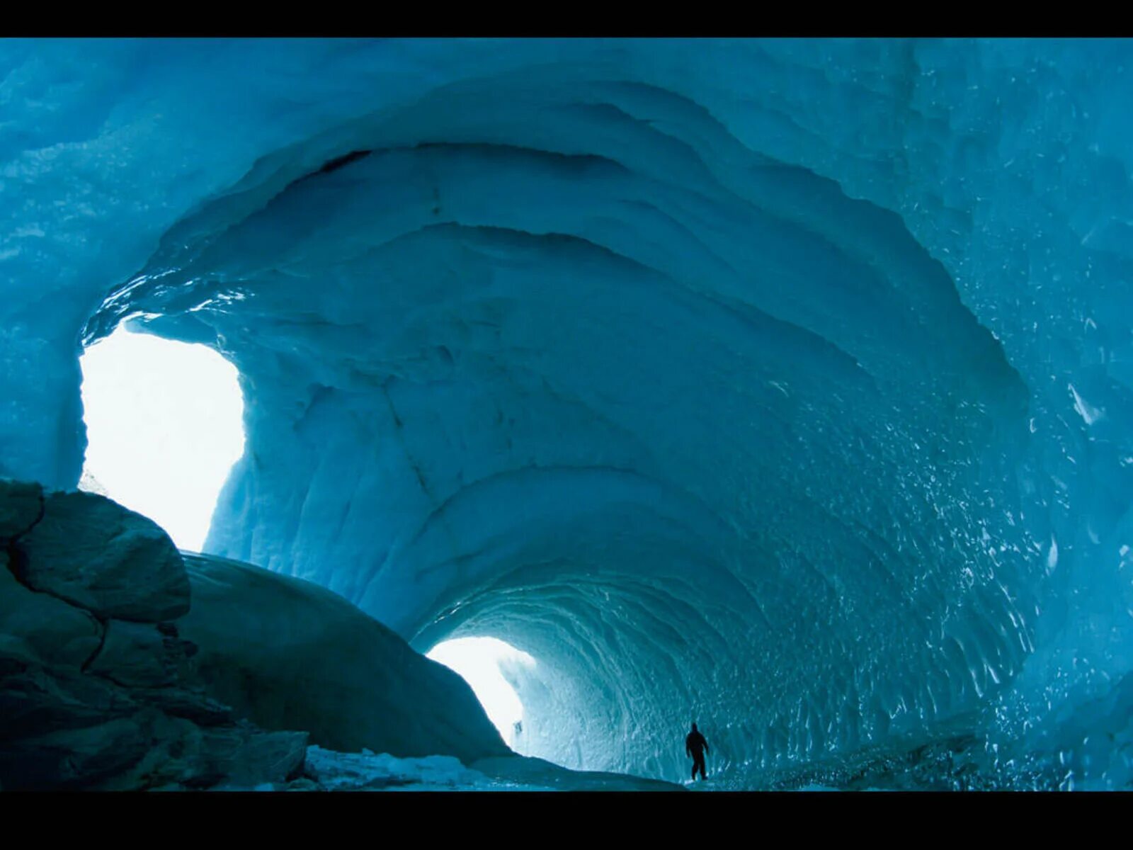 Глубь материка. Эребус Антарктида. Ледяные пещеры вулкана Эребус. Ледяные пещеры в Антарктиде. Пещера Айсризенвельт Эстетика.