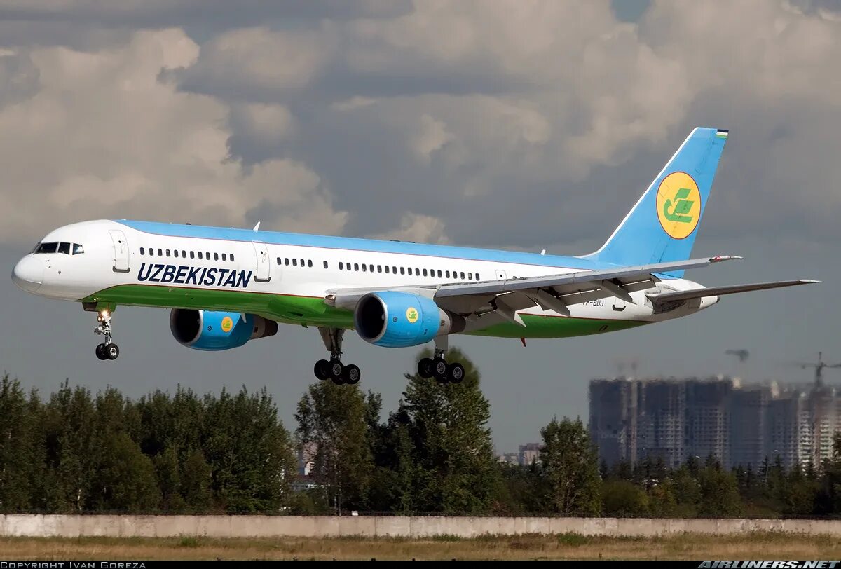 Uzbekistan airways рейсы. Узбекистан авиакомпания хаво йуллари. Боинг 757 Узбекистан. Самолет Узбекистан хаво йуллари. A330 Uzbekistan Airways.