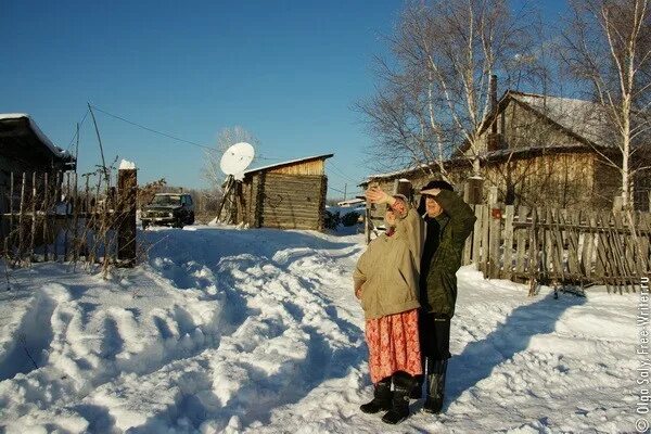 Жители глухой деревни. Глухие деревни россии. Заброшенные деревни сибири. Жители сибирской деревни. Люди в глухой деревне.