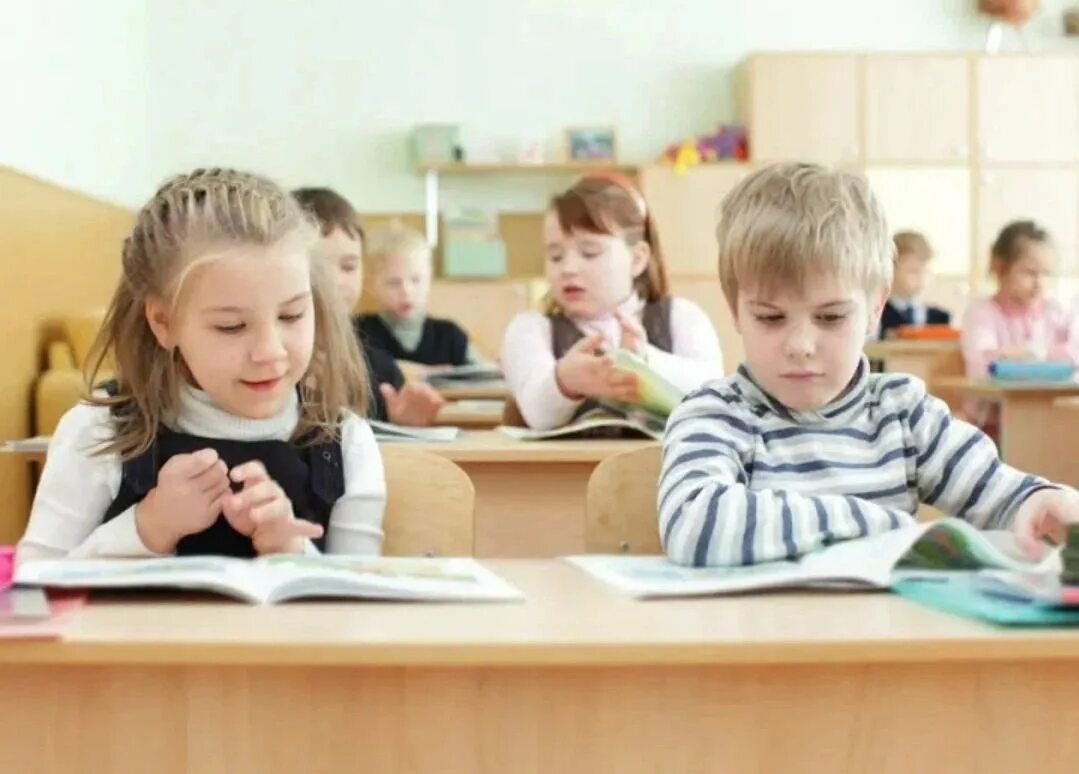 В каком школе работаешь. Дети за партой. ученик за партой. дети сидят за партой. дети в школе.