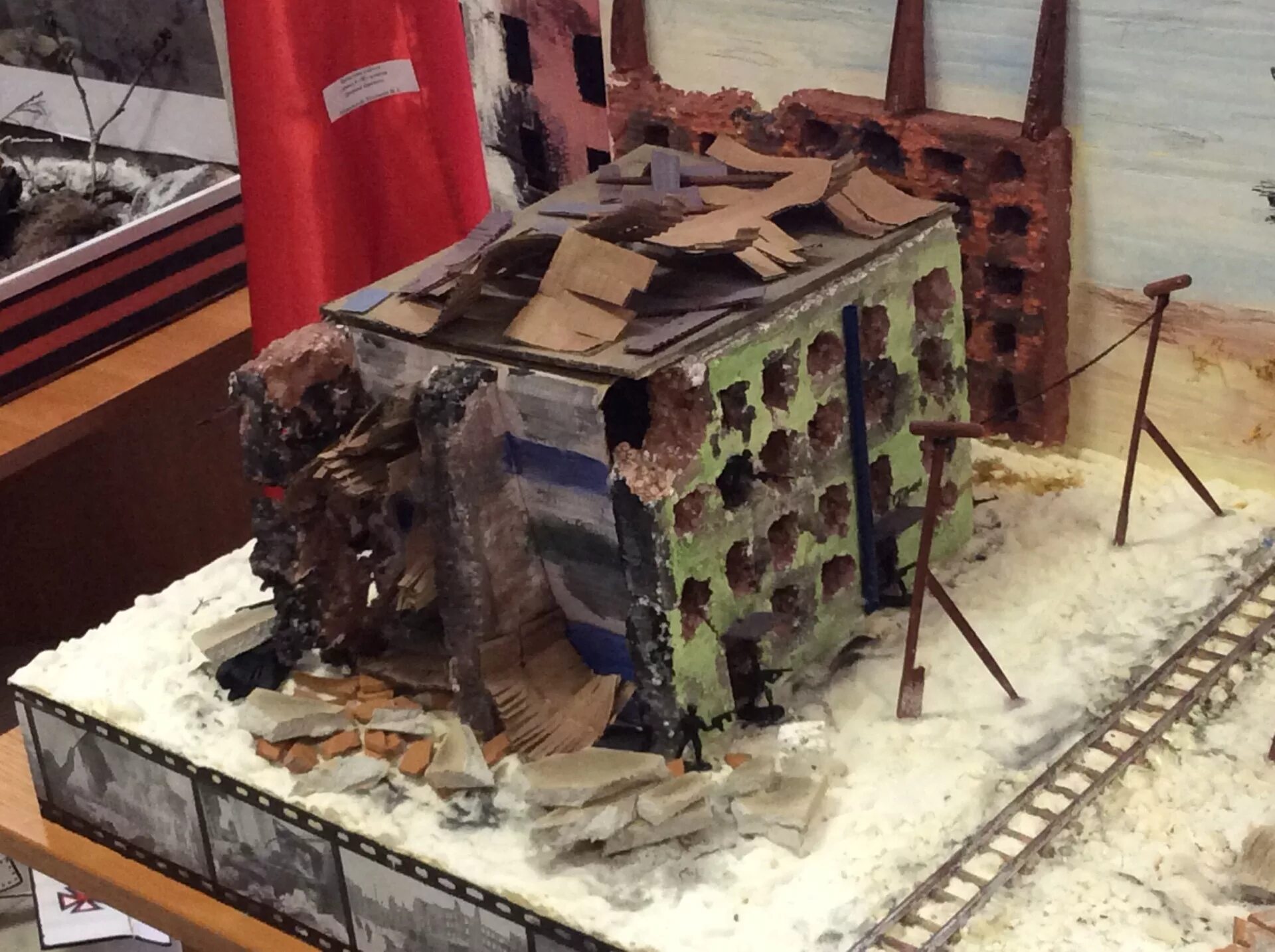 разрушенное здание. разрушенный город. фактура кирпичной стены. гидроизоляция швов бетонирования. фродо и кольцо приколы.