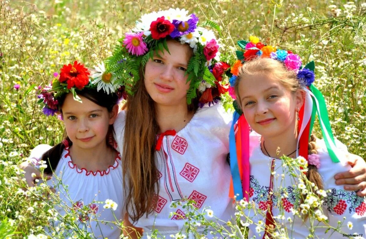 Фото детей украины. Дети Украины. Украинцы дети. Украинский костюм картинки для детей. Украинские дети с цветами.