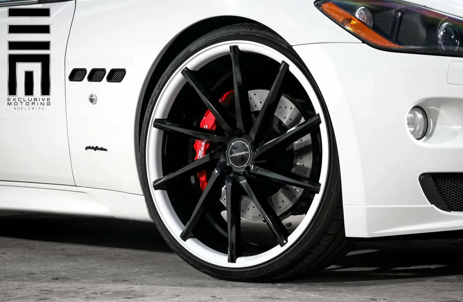 черные диски с белой окантовкой. диски мансори на порше. красные диски на черной машине. ауди а5 белая с черными дисками. диски на белой машине.