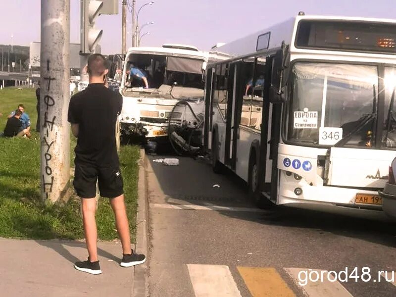 Лайф 48 новости. Автобус протаранил Липецкой улице. ДТП автобуса в Липецкой области.