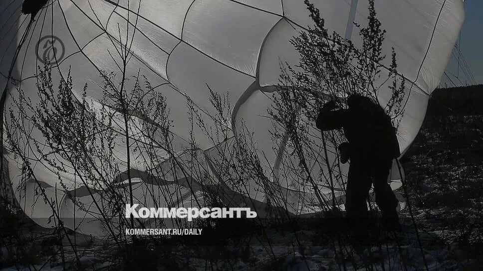 День спасение земли 2022. Дом на парашюте. Украинский парашютист.