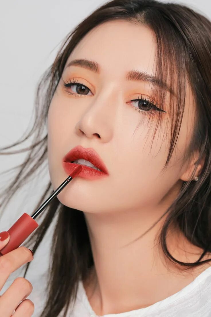 How to reduce lips: modern methods of plastic surgery or makeup?