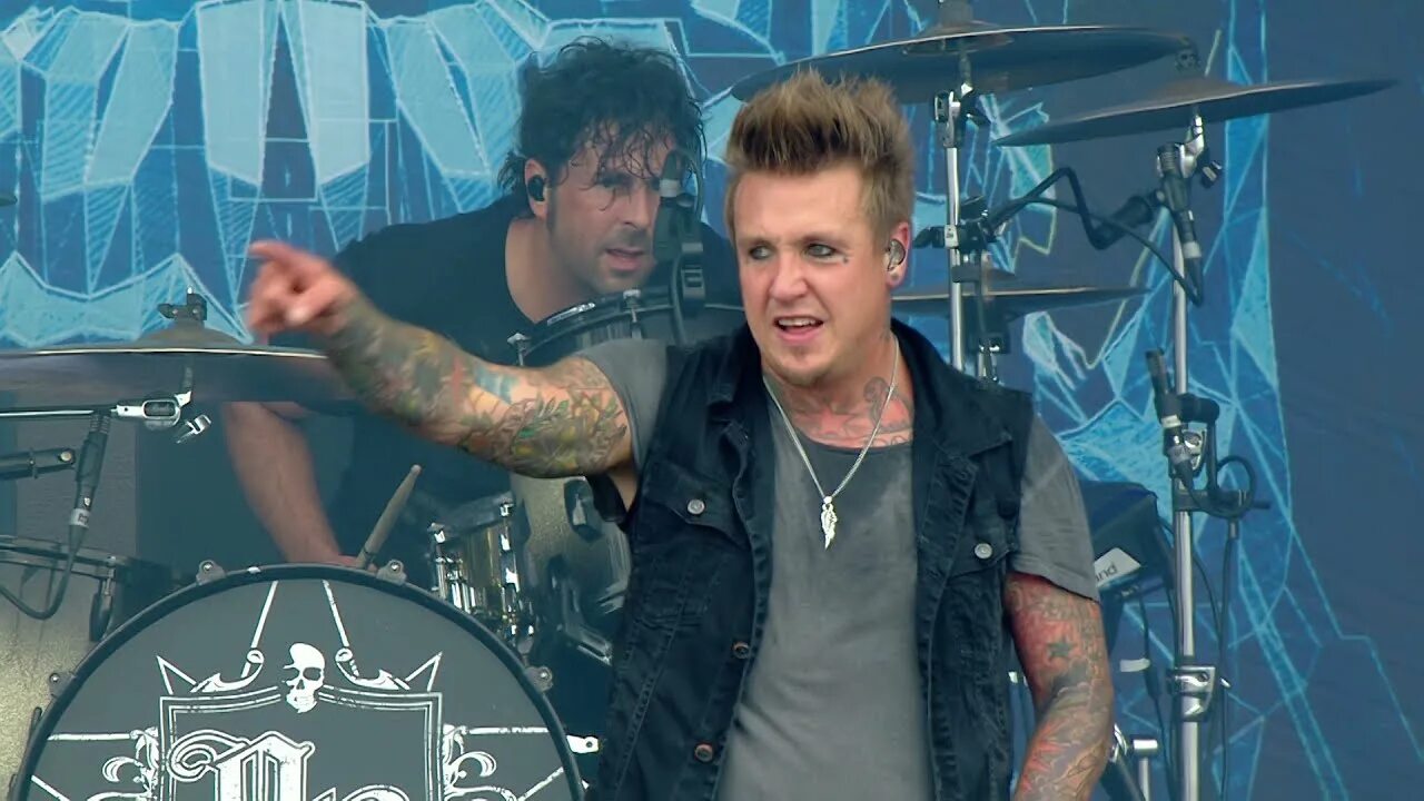Papa roach between. Papa roach. papa roach swerve. tobin papa roach. джерри хортон и джекоби шэддикс.