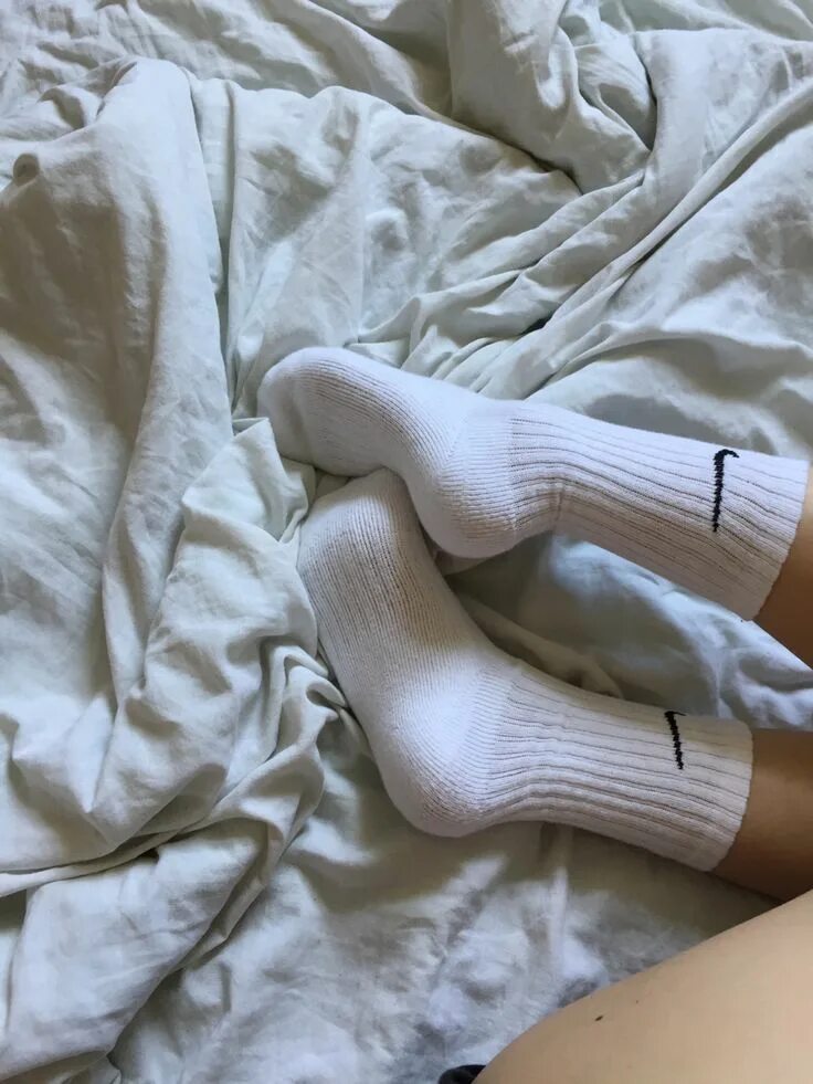 White socks girl. Девушки в носках найк. Nike Socks FUT NF-091. Nike Socks FUT. Skirt Socks aesthetic.