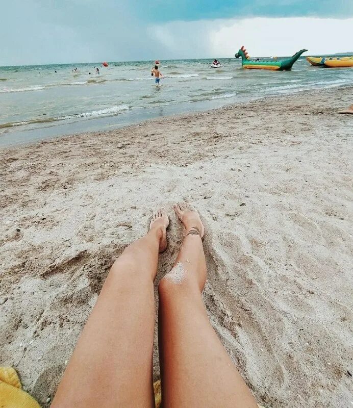 Девушка лежит под деревом. Мистраль ресторан истра. Фотографии путешествий. Мистраль спа отель истра пляж. Путешествие в одиночку.