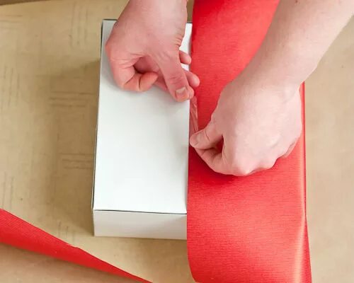 Как упаковать большую коробку в подарочную бумагу. Упаковка подарка самоклеющейся бумагой. обернуть коробку подарочной бумагой с крышкой. заклеить коробку подарочной бумагой. упаковать коробку самоклейкой.