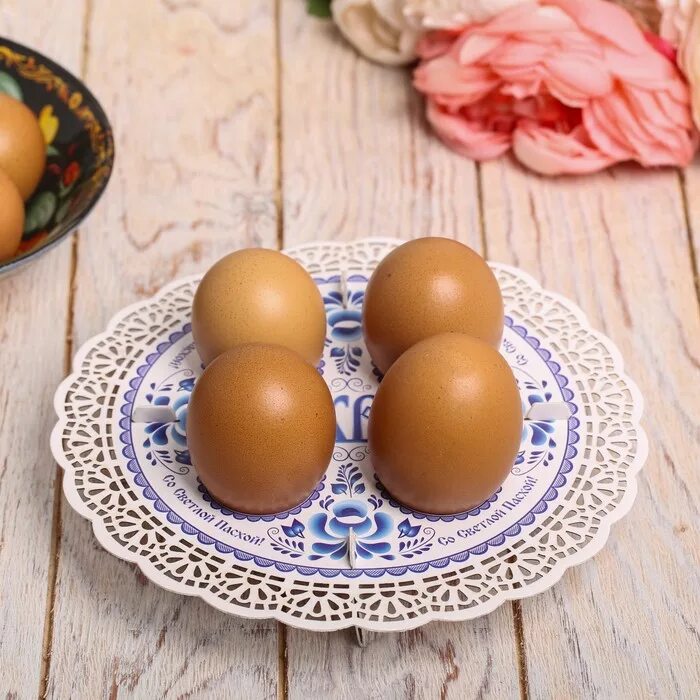 Купить 4 яйца. Подставка для яиц на Пасху. Подставка под яйца на Пасху. Подставка-тарелка для яиц Пасхальная. Пасхальная тарелка с яйцами.