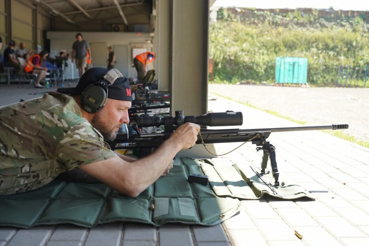 Охотники стрельбище. Соревнования по стрельбе. Тир досааф на поклонной горе. Парк патриот. Тир оружие.