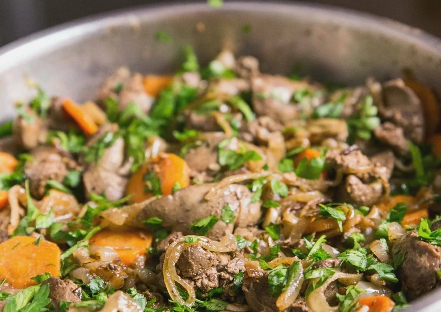 Что можно приготовить из печени куриной быстро. Печень блюдо. блюда из куриной печени. печень из курицы.