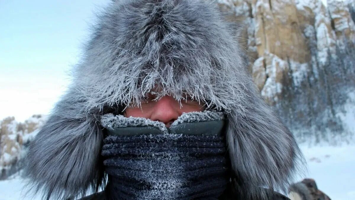 Совсем замерз. Зима холодно. Укутанный человек. Человек в шапке зимой. Тепло одетый.