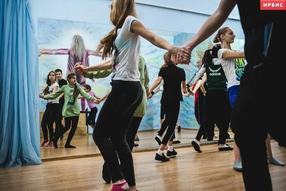 Веселые танцы повторялки. Веселые танцы повторялки. Школьные танцы. Танцы-повторялки с движениями для детей. Танцевальные видео повторялки.