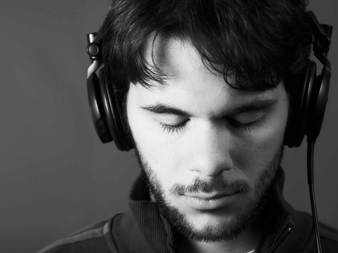 Наушники. Человек с наушниками. Человек с наушниками. Подросток в наушниках. Девушка в наушниках.