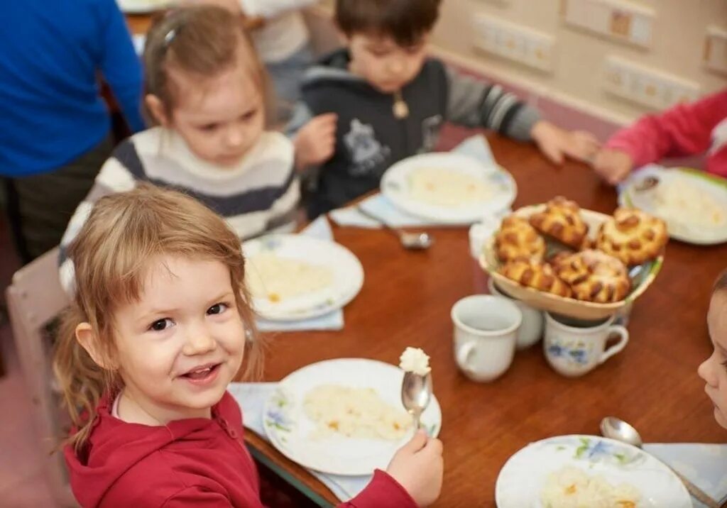Обед детей в детском саду. Еда в детском саду. Завтрак в детском саду. Питание в детском саду.