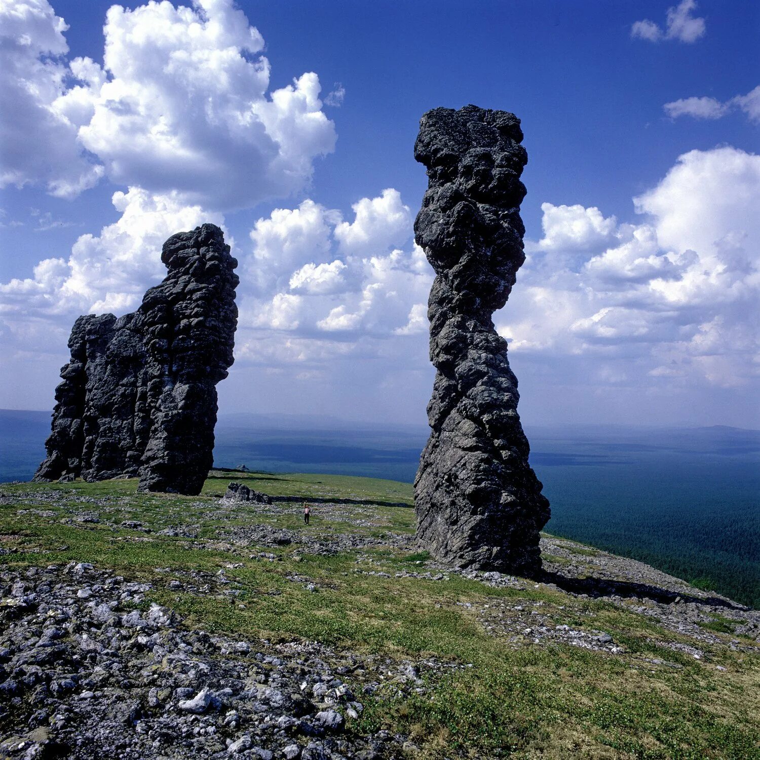 уральские камни хасанов. высокие камни урала. хребет тулымский камень. высокие камни урала. столбы выветривания маньпупунёр.