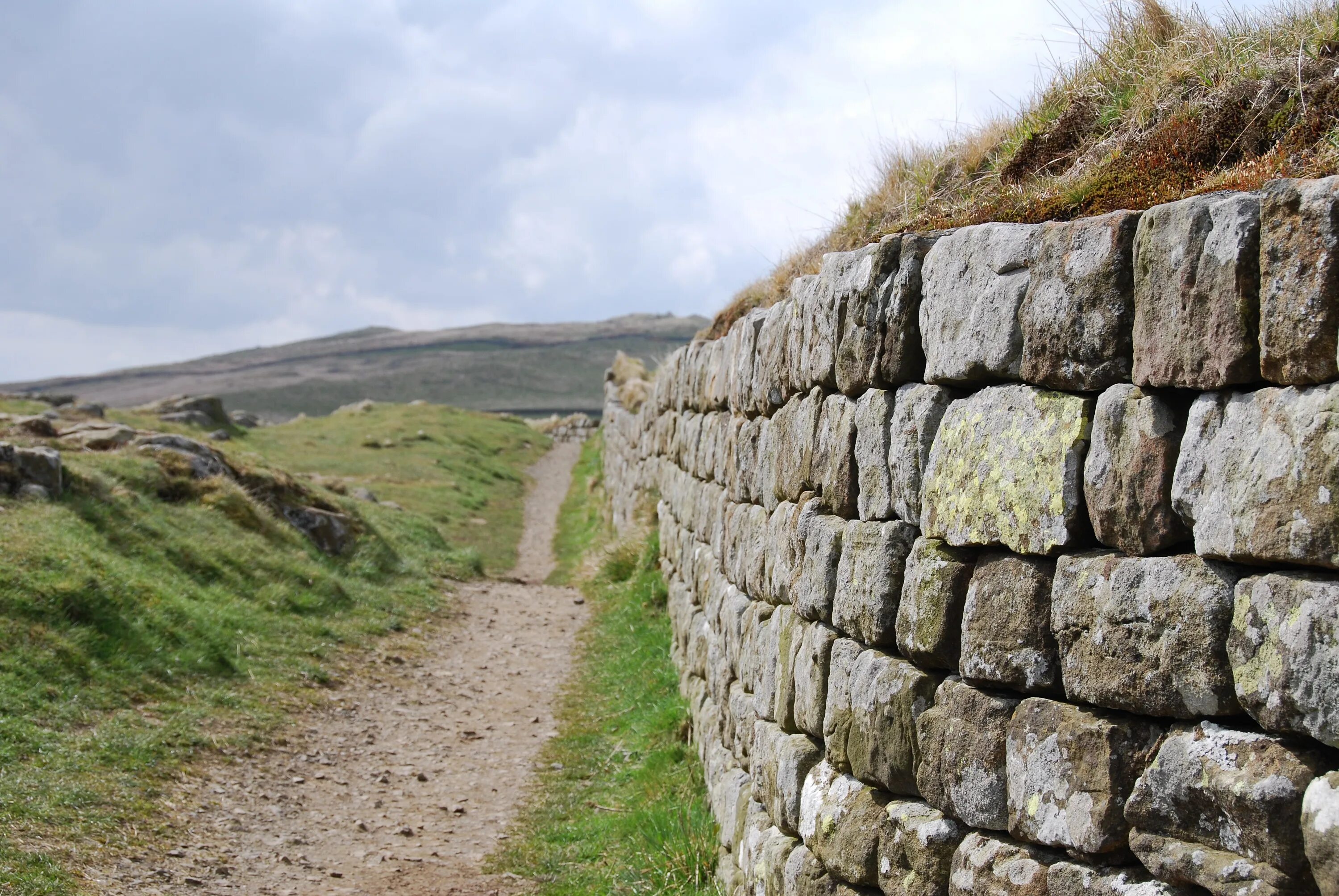 Walls ways. Каменная стена. Праздник каменной стены. Каменная Сельская стена. Каменная стена вдоль.