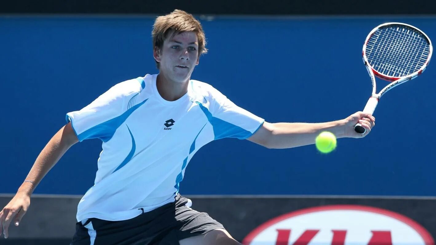 Теннис. Ткацкая 24 теннис. He play tennis well. Теннис вид спорта. Деллиен норри прогноз.