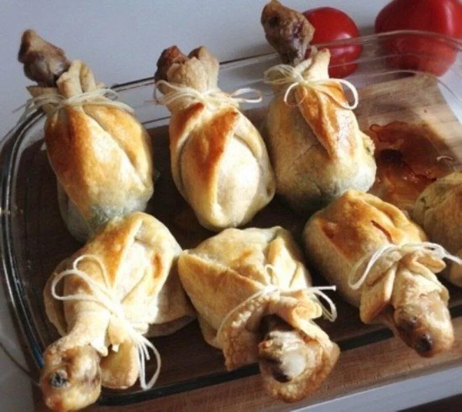 Курица с грибами в тесте в духовке. Куриные голени в слоеном тесте. куриные голени в мешочке. куриные ножки в мешочке. куриные ножки в слоеном тесте в мешочке.