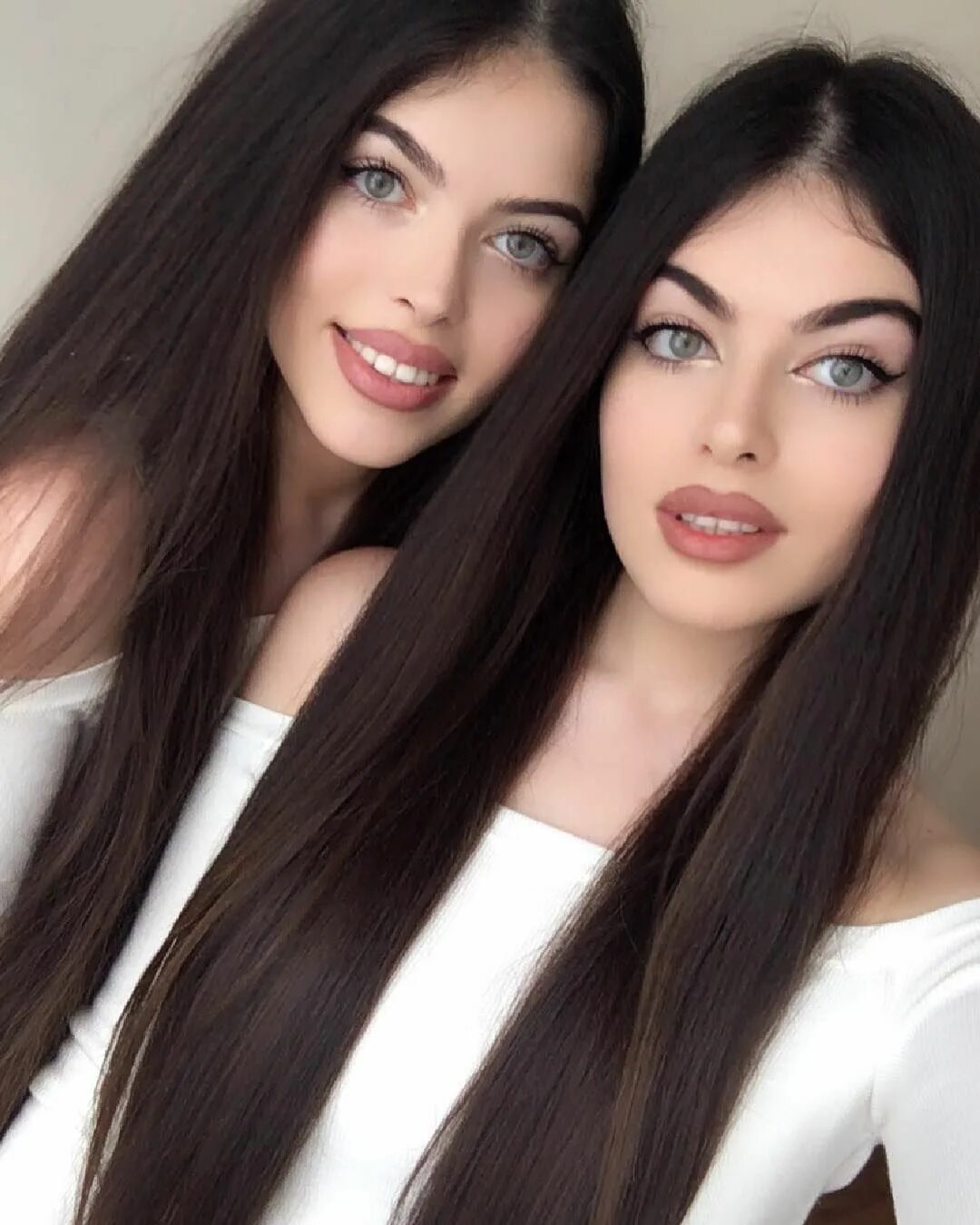 Сестру брюнетку. Близнецы Gülcan & Sahinur. Gülcan Sahinur Twins Близнецы. Красивые близняшки. Красивые Близнецы девушки.