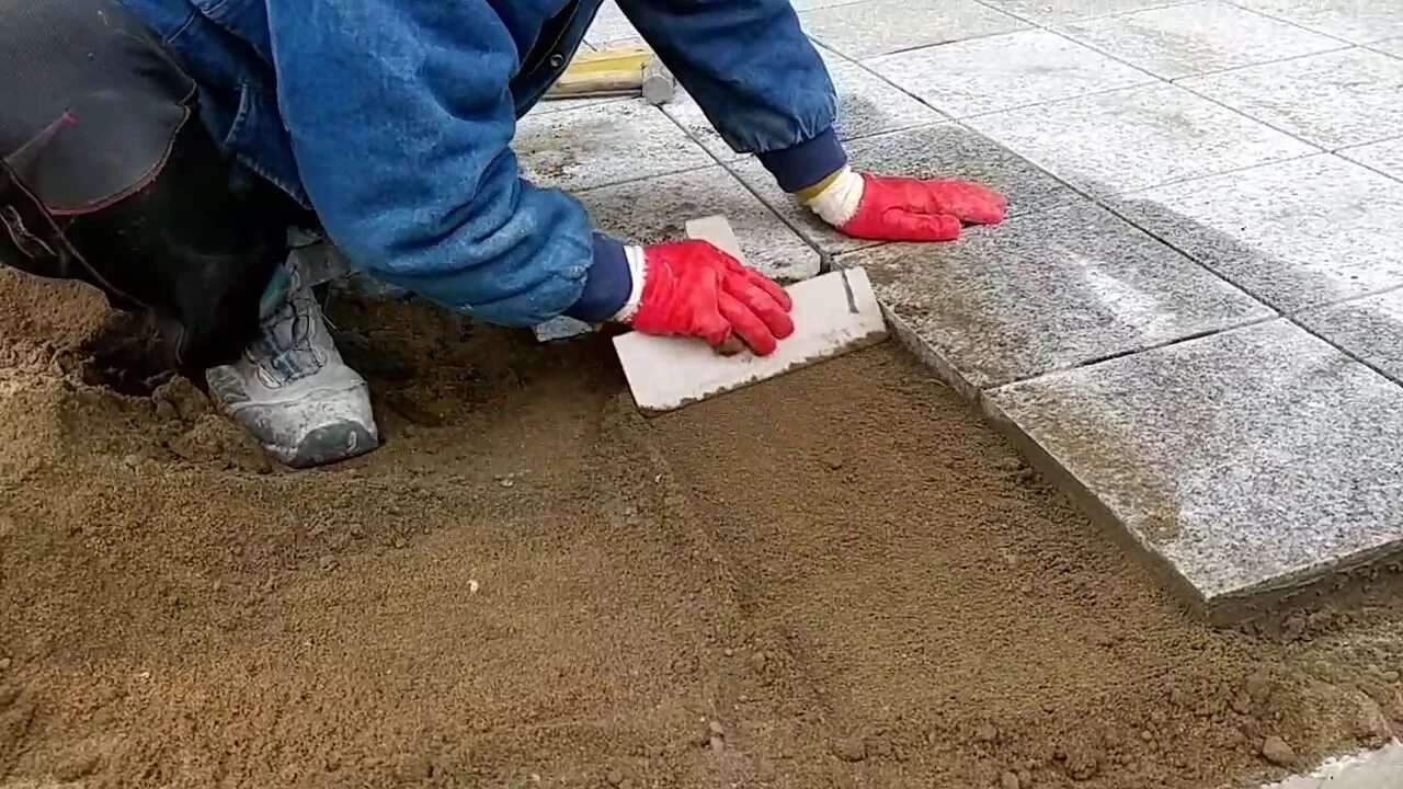 кладем керамогранит на улице. укладка керамогранитной плитки на улице. укладка керамогранита на песок. кладем керамогранит на улице. укладка плитки на лестницу.