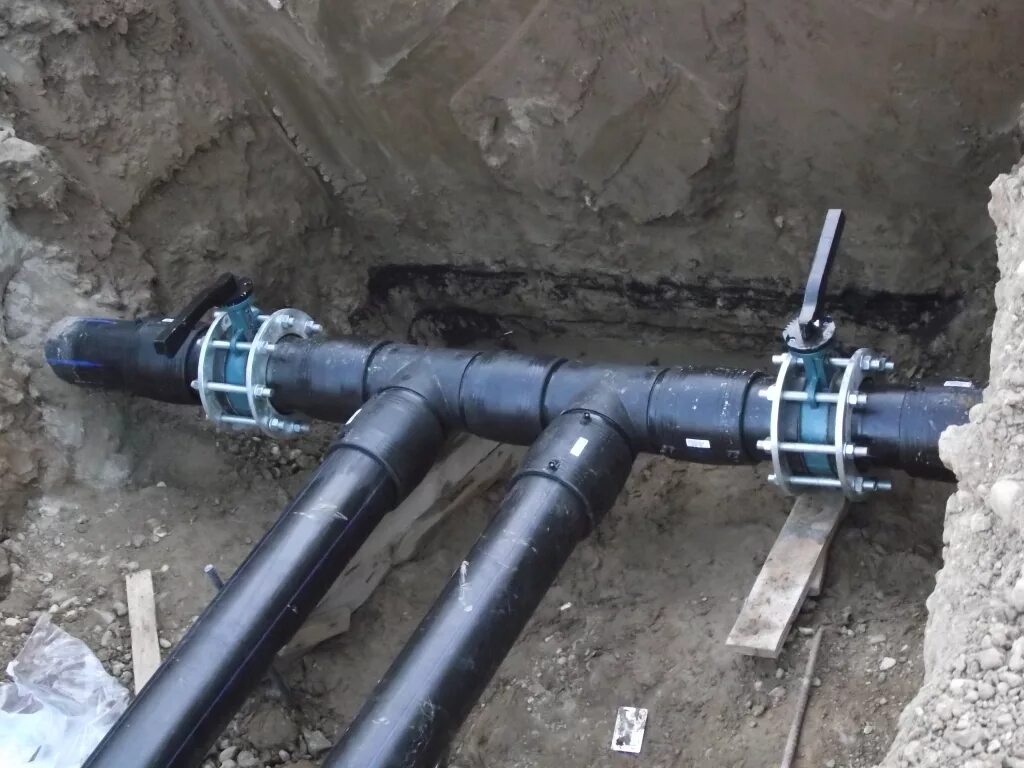 Прокладка труб водоснабжения. Трубы наружное водоснабжение. Прокладка труб. Наружные сети водопровода. Труба пнд 315 мм.