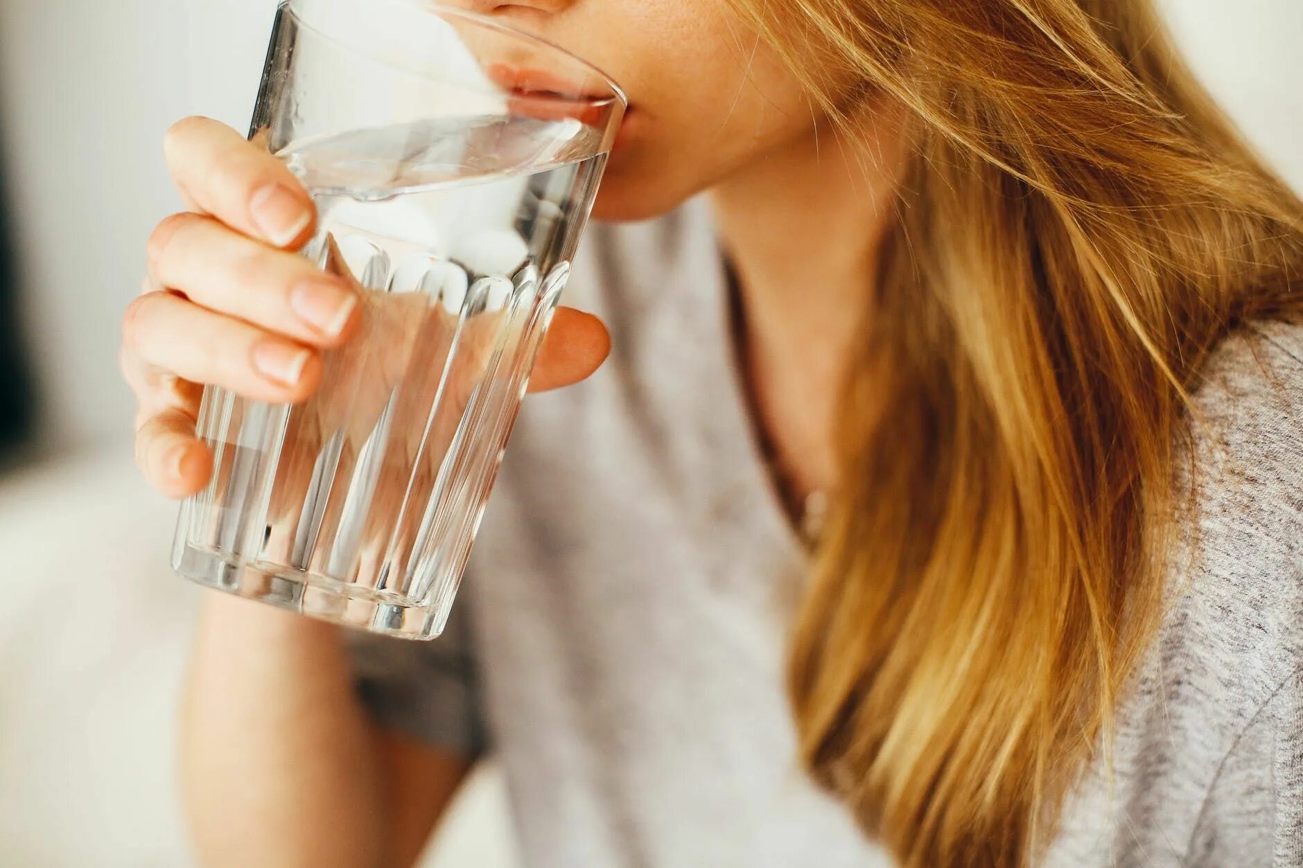 Девушка пьет воду. Стакан воды. Девушка со стаканом воды. Девушка пьет стакан воды. Пить пить пить воды попить