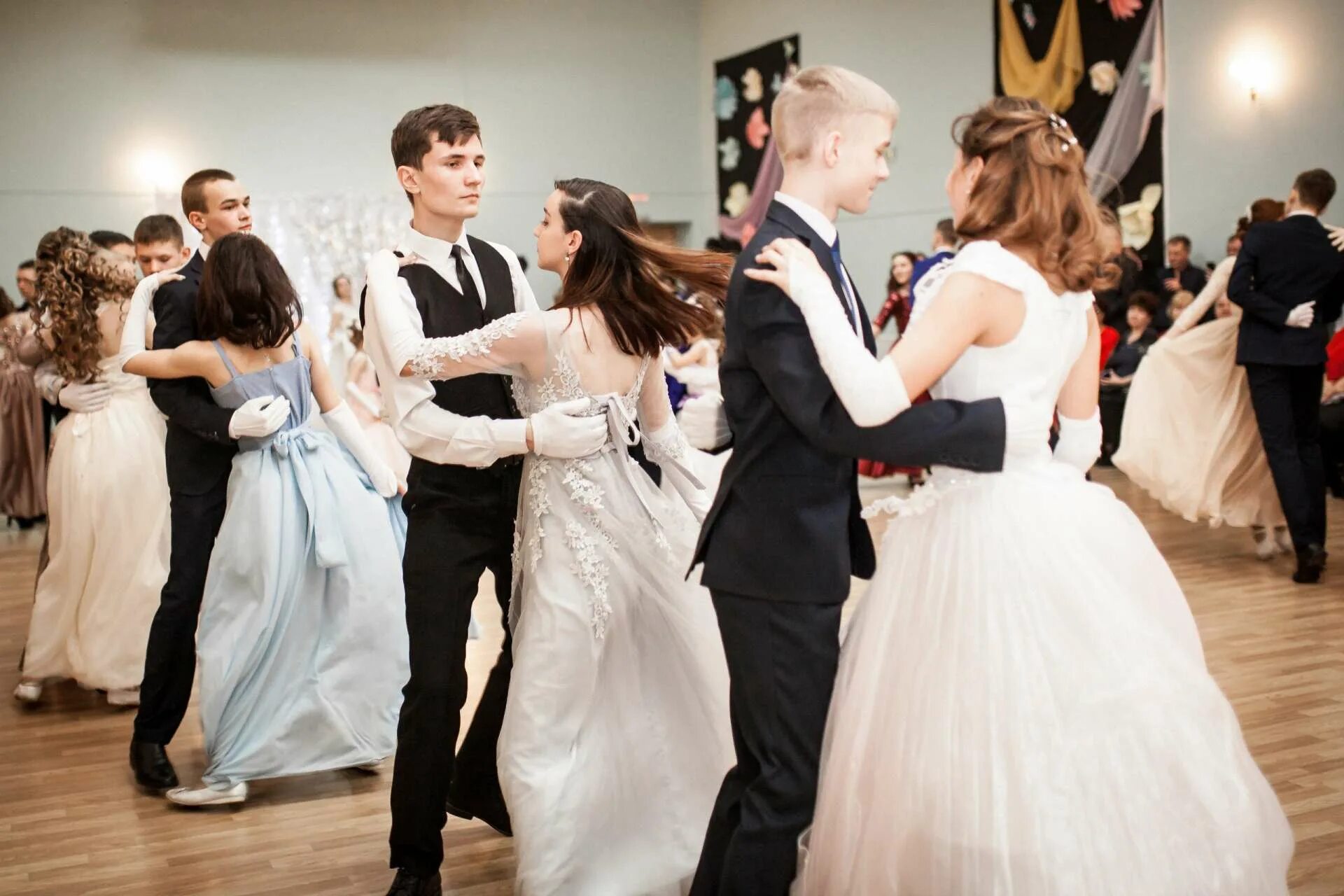 Бал во дворце. Бал дебютанток в англии. Королевский венский бал. Бал 6 букв. Бал дебютанток 2022 спб.